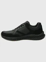 Zapatillas urbanas negras con detalles en gamuza y suela track.
