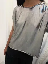 Blusa negra con lurex, de manga corta y corte holgado.