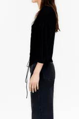 Remera negra de tejido de punto con cuello en V, corte ajustado y mangas 3/4 abullonadas.