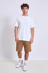 Bermuda color marrón claro, de corte recto y largo a la rodilla.