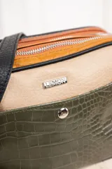 Bandolera rectangular con correa larga regulable, confeccionada en cuero vegano con combinación de texturas y colores: parte superior en beige liso, parte central en verde con efecto piel de cocodrilo y parte inferior en marrón.