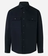 Camisa marrón de manga larga, confeccionada en sarga, con cuello inglés, abotonado delantero, bolsillos en el pecho con solapa y puños abotonados.