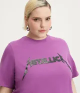 Remera alargada de media malla de algodón sostenible, color violeta, con cuello redondo, mangas cortas y estampa del logo de la banda Metallica.