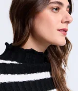 Suéter de punto para mujer con diseño a rayas horizontales en blanco y negro. Presenta una textura acanalada, cuello alto y mangas largas.
