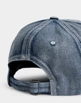 Gorra de jean celeste con visera curva y bordado en el frente.