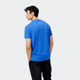 Remera de running New Balance Accelerate de manga corta, color azul con logo blanco en el pecho. Confeccionada en poliéster ligero con tecnología NB DRYx para controlar la humedad.