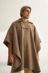 Poncho unisex de lana color marrón con cuello alto y broche a presión. Diseño exclusivo de Don Baez, hecho en Uruguay.