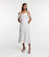 Vestido midi de satén color blanco, con breteles finos regulables y escote recto con detalle drapeado.