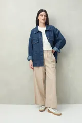 Pantalón baggy color beige de algodón con cintura elastizada.