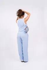 Chaleco celeste con botones, sin mangas y corte crop.