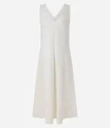 Vestido midi evasé color blanco, sin mangas, con escote en V tanto en la parte delantera como en la espalda, y pences verticales.