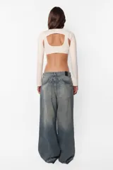 Microtop color crudo con mangas largas y escote cut-out. Elástico en todas sus terminaciones para mejor ajuste de la prenda al cuerpo.