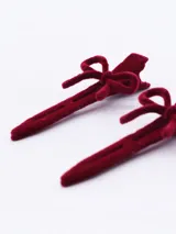 Set de dos pinzas para el pelo color borgoña, forradas en terciopelo y decoradas con un lazo.