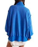 Buzo azul con cuello abotonado, mangas largas abullonadas y costuras a la vista.
