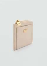 Monedero pequeño color beige con cierre de cremallera y logo metálico.