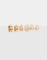 Set de aros argolla de metal dorado con diferentes formas y tamaños.