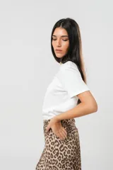 Remera blanca de algodón con cuello redondo y estampado de mujeres tomando vino con la frase "Wine Not?".
