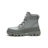 Bota de caña media marca Caterpillar, modelo Colorado Hardwear en color gris. Cuenta con capellada de gamuza recubierta con poliuretano y malla de nylon, suela de goma tipo chunky con relieve y cierre de cordones con ojales metálicos.