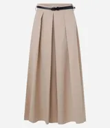 Pollera midi color beige, con pliegues delanteros y cinturón fino ajustable. Confeccionada en tricolina de algodón certificado BCI.