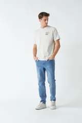 Remera negra de algodón con estampado en la espalda con la frase "ART MUSIC CITIES & PEOPLE".