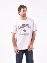 Remera manga corta color blanco con estampa frontal con la palabra "California" y una estrella.