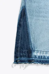 Shorts de jean de tiro medio, corte mom fit, con efecto lavado y terminación desflecada. Presenta cinco bolsillos y cierre frontal con cremallera y botón.