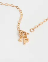Collar corto dorado con cadena de eslabones, cierre de mosquetón, dije de corazón y dije de letra B.