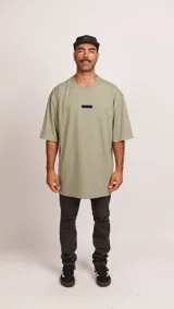 Remera verde seco de jersey de algodón, con cuello redondo y corte oversize.