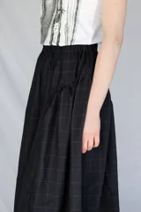 Falda midi azul de paño fino 100% lana, con cintura elastizada y frunces en los lados.