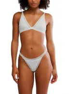 Conjunto de ropa interior color gris melange, compuesto por un corpiño triangular de algodón con encaje en el contorno y una tanga con encaje en los bordes.