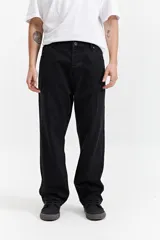 Pantalón de jean celeste claro, corte amplio y tiro medio. Confeccionado en 98% algodón y 2% spandex, con pasacintos.