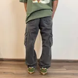 Pantalón jean color beige, corte recto y estilo cargo con bolsillos laterales.