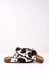 Zuecos con estampado de vaca en blanco y negro, con hebilla metálica ajustable y plantilla de corcho.