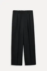Pantalón negro de tiro medio con cintura con trabillas, bolsillos laterales y con solapa en espalda. Detalle de pinzas y raya planchada en delantero. Cierre frontal con cremallera, botón y ganchos metálicos.