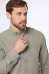 Camisa negra de lino con cuello mao y manga larga.