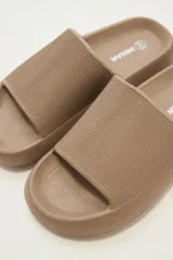 Sandalias tipo ojotas color negro con plataforma.