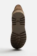Bota de hombre color beige de cuero serraje con cordones, puntera redonda y suela track.