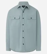 Camisa marrón de manga larga, confeccionada en sarga, con cuello inglés, abotonado delantero, bolsillos en el pecho con solapa y puños abotonados.