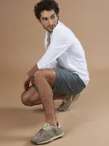 Bermuda técnica color negro, confeccionada en 94% nylon y 6% spandex.