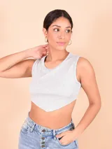 Musculosa amarilla de corte crop y breteles anchos.