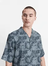 Camisa de manga corta con cuello tipo pijama y estampado abstracto en tonos azules.