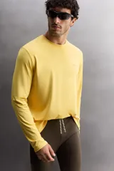 Mallas cortas de entrenamiento negras confeccionadas en tejido técnico y elástico en cuatro direcciones. Cuentan con cintura elástica ajustable con cordón interior, bolsillos laterales de fácil acceso y logo estampado en la espalda.