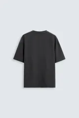 Camiseta de hombre color gris oscuro, de corte amplio, cuello redondo y manga corta.