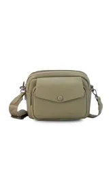 Bandolera color beige de cuero sintético con dos compartimentos principales con cierre, bolsillo interno y correa de tela regulable. Incluye un bolsillo trasero con cierre y un bolsillo frontal con botón.