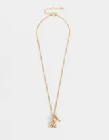 Set de dos collares con cadena de eslabones, uno dorado y otro plateado, con dije de conejo y zanahoria.