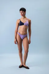 Conjunto de ropa interior de algodón, color azul y lila, compuesto por un corpiño triángulo y una bombacha con volados.