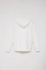 Chaqueta deportiva blanca con capucha y cierre frontal.
