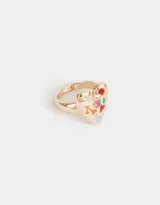Anillo dorado con forma de corazón y apliques de flores y corazones de colores.