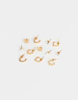 Set de seis pares de aros dorados con diferentes diseños: aros tipo argolla con strass, aros tipo argolla con calados, aros con forma de mariposa, aros con perlas y aros con strass.