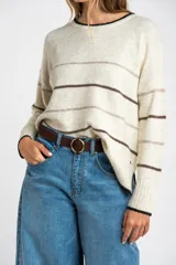 Sweater color crema con rayas horizontales en tonos marrón, bordeaux y beige.